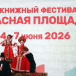 «Дети знают современных поэтов»: стихи, проза и пятичасовые автографы на XII Книжном фестивале «Красная площадь»