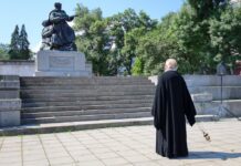 У братской могилы советских солдат в Софии состоялись панихида и церемония возложения цветов